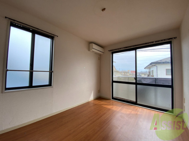 居室・リビング　５．５帖の洋室はリビングとしてお使いいただけます。