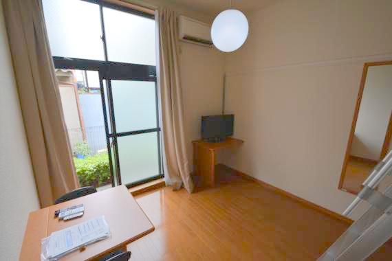 居室・リビング　白を基調とした内装でおしゃれで、落ち着ける空間です。