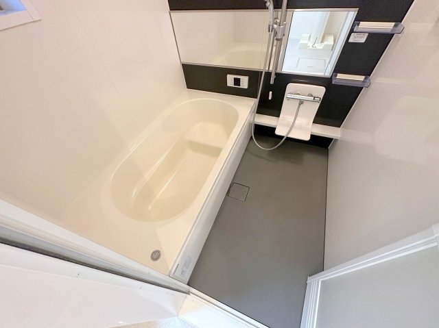 バス・シャワールーム　広めのお風呂は一日の疲れを癒してくれます。
