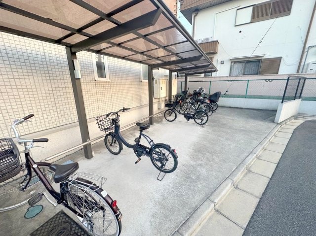 駐車場　敷地内には入居者専用の駐輪スペースもあります。