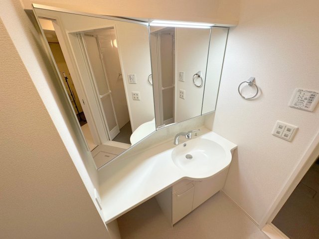 洗面設備　身支度が出来る独立洗面台です。