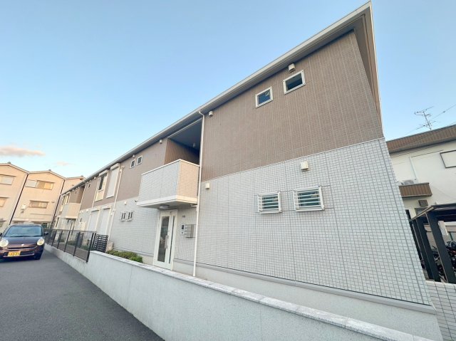 建物外観　オシャレな外観。この周辺では飛びぬけて目立っています。