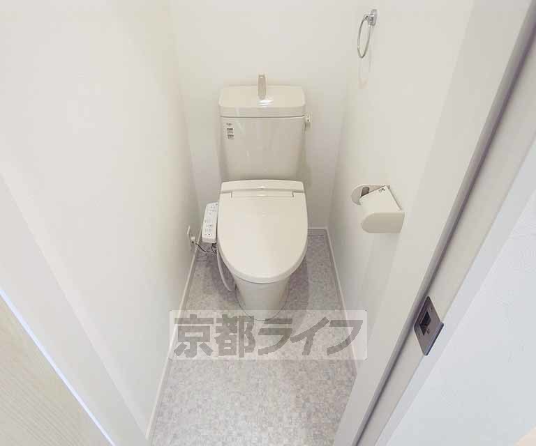 トイレ　ウォシュレットがついてますので快適にお使いいただけます。