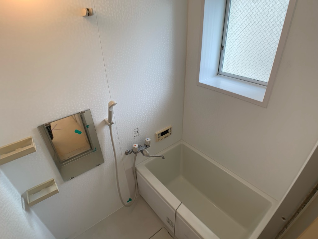 バス・シャワールーム　窓付きで換気に便利です♪