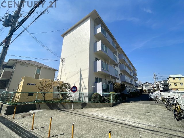 建物外観　敷地内に駐車場あります♪