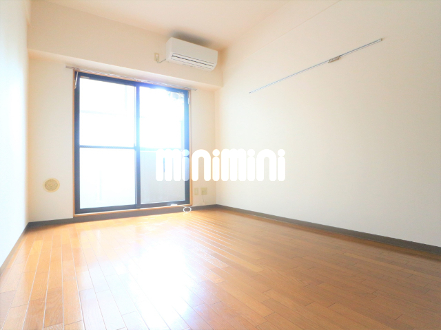 居室・リビング　天井が高く、広く感じます