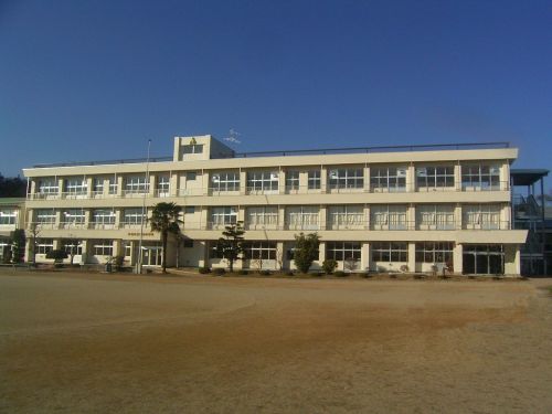 小学校　木更津市立岩根小学校（小学校）まで745m