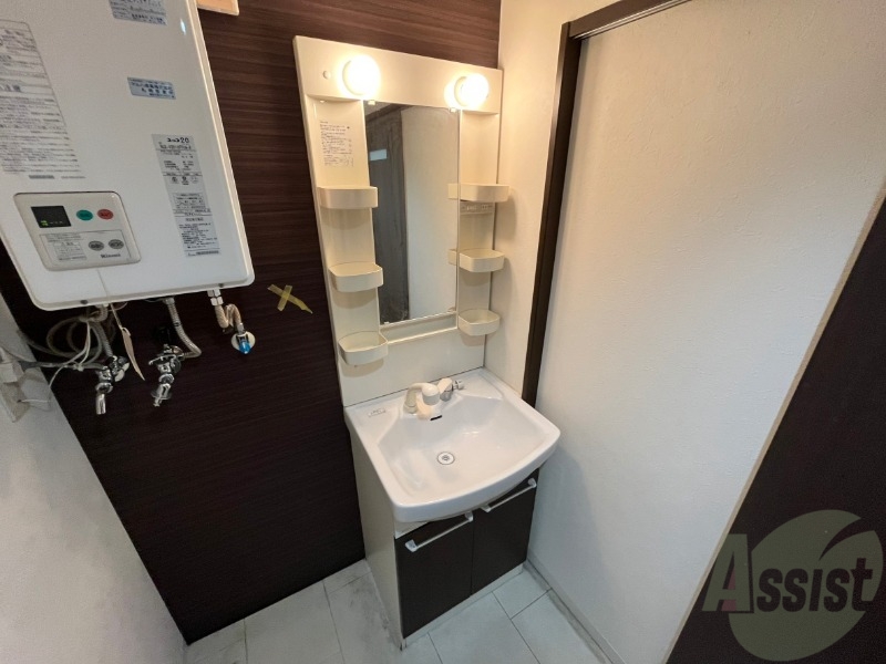 洗面設備　独立洗面台です。大きくてよいですね。シャンプーもできます。