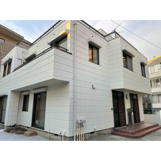 建物外観　各階専用駐車場付きの２階建て貸家です★小型犬飼育可能です★