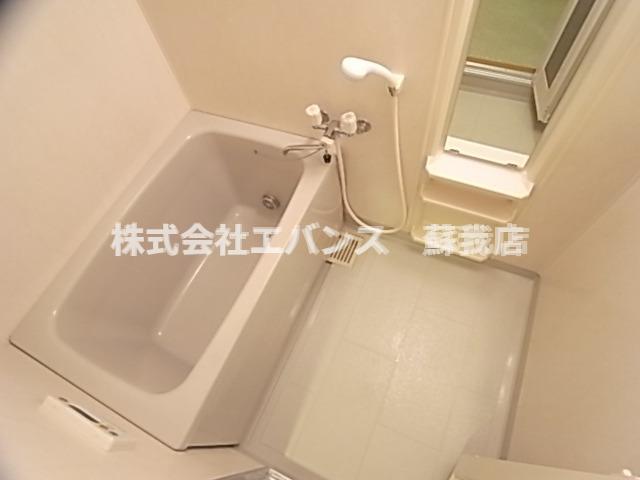 バス・シャワールーム　コンパクトで使いやすいお風呂です