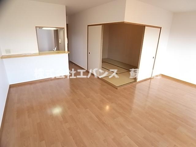 居室・リビング　こちらの居間で趣味の時間をお楽しみください