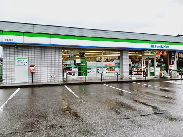 コンビニ　ファミリーマート津幡潟端店（コンビニ）まで829m