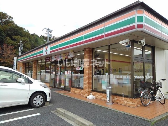 コンビニ　セブンイレブン 四日市三重団地入口店（コンビニ）まで836m