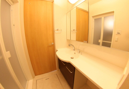 洗面設備　明るい洗面所です