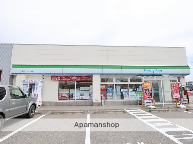 コンビニ　ファミリーマート（コンビニ）まで487m