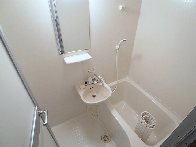 バス・シャワールーム　勿論バストイレ別です