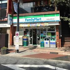 コンビニ　ファミリーマート千歳烏山駅東口店（コンビニ）まで199m