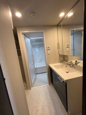 洗面設備　明るい洗面所です