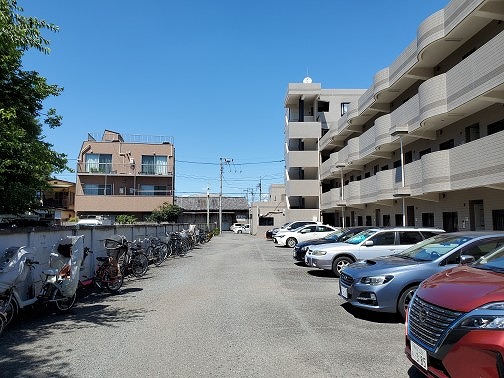 駐車場　広々した敷地内にある駐車場スペースです。
