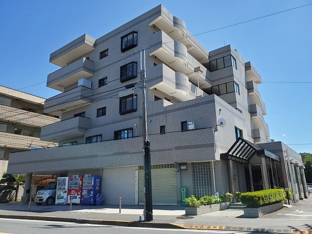 建物外観　鉄筋コンクリート造5階建のファミリータイプのマンションです。