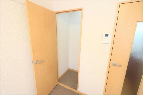 収納　ウォークインクローゼット。中にハンガーパイプが付いています。