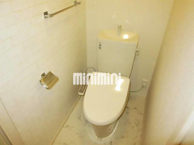 トイレ　温水洗浄便座完備です。