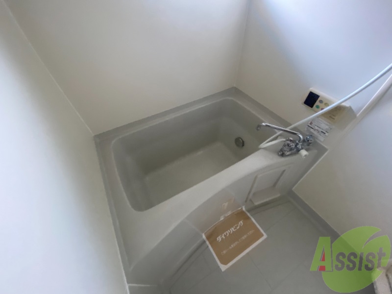 バス・シャワールーム　お風呂は追い焚き機能付きで快適にご利用いただけます。