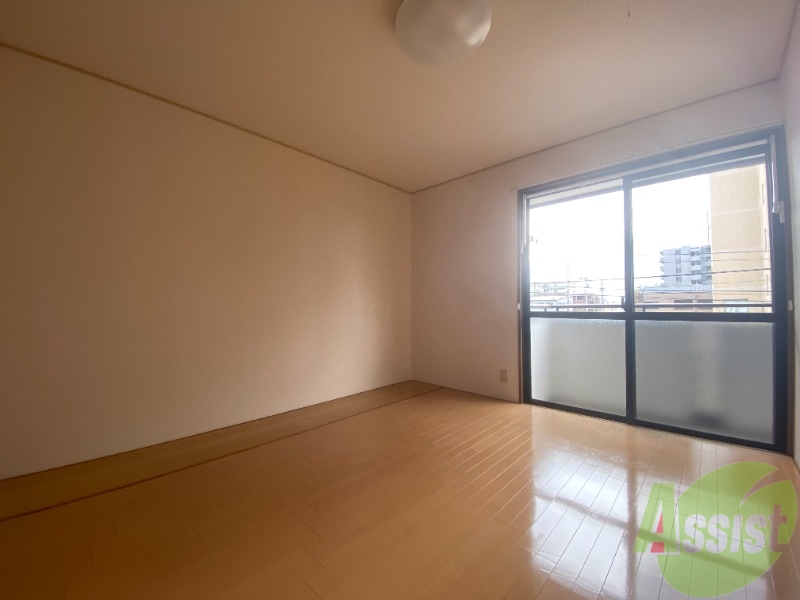 その他部屋・スペース　６帖の洋室は陽がよく差し明るく床もきれいな状態です。