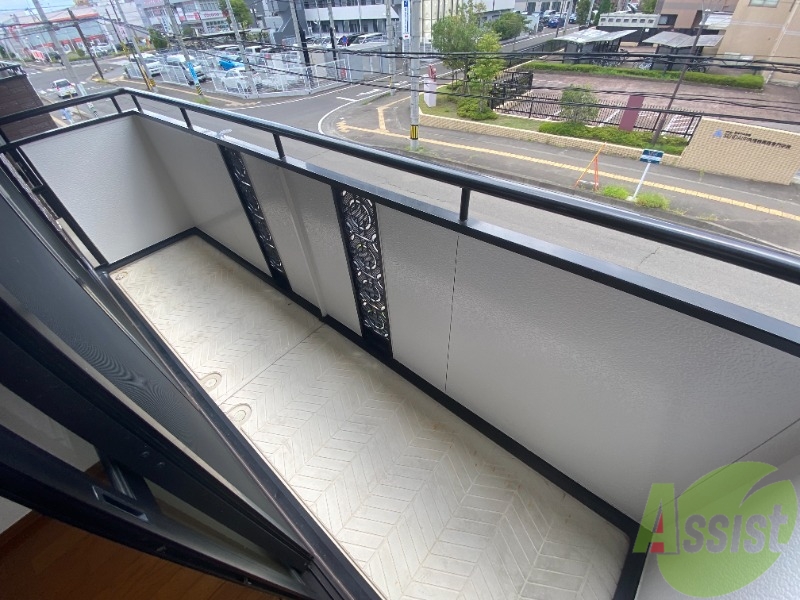 バルコニー　バルコニーはよく陽が当たり気持ちが良いです。