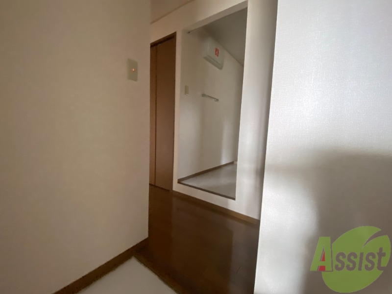 玄関　玄関からの様子ですリビングまでつながる廊下はきれいです。