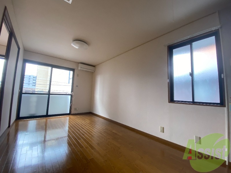 居室・リビング　７帖のリビングは大きな窓のおかげでよく陽が差します