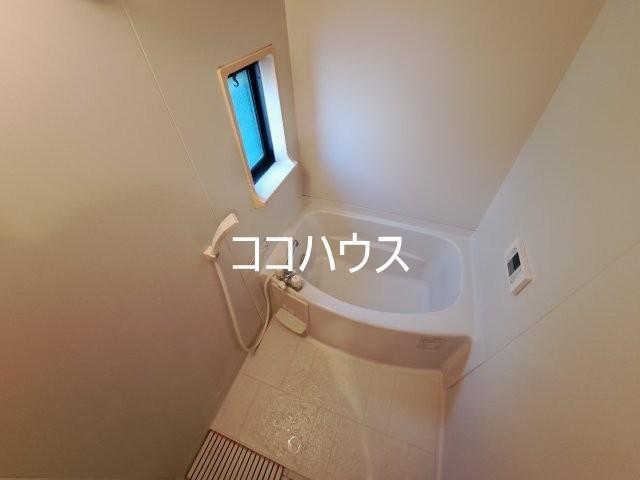 バス・シャワールーム　追い焚きに小窓も付いてます。