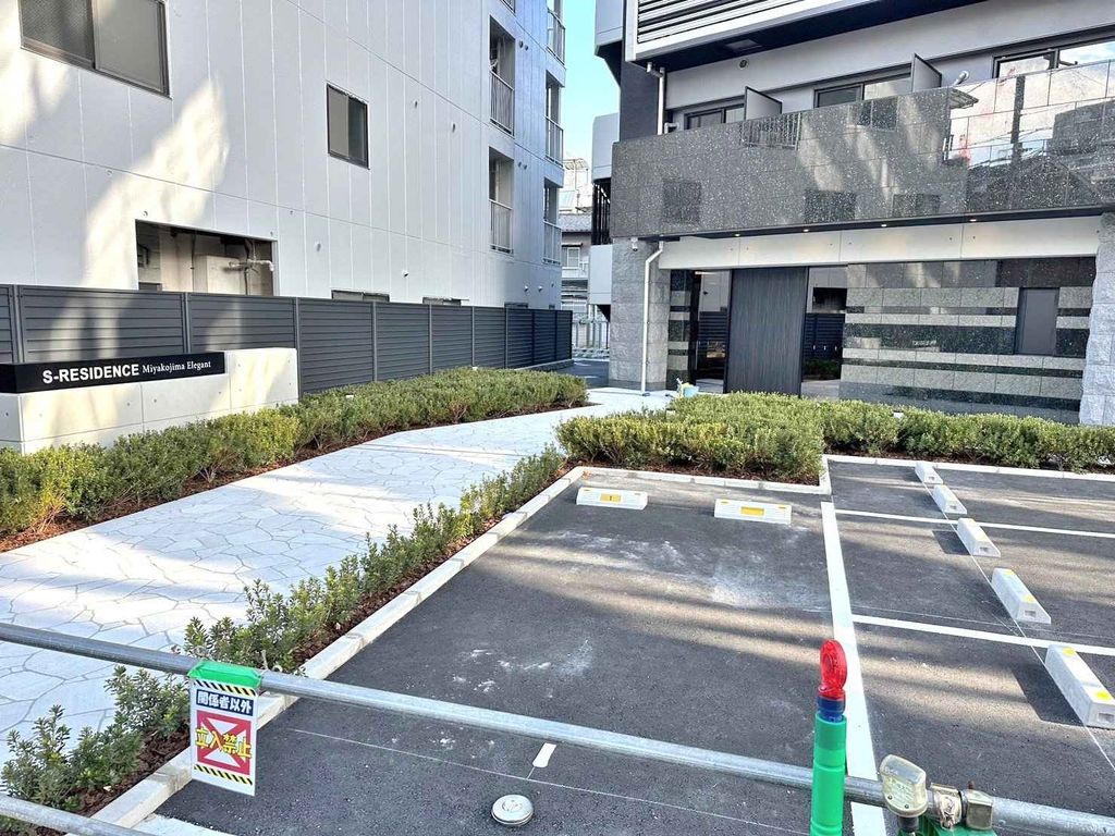 エントランス　駐車場