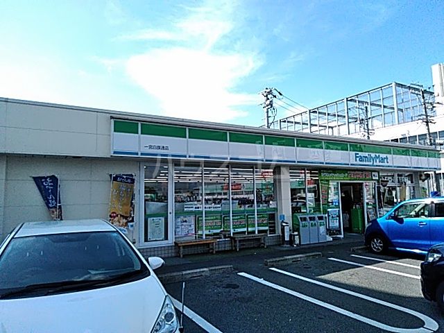 コンビニ　ファミリーマート一宮白旗通店（コンビニ）まで1032m