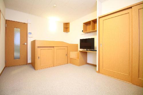 居室・リビング　テーブルを折りたためばお部屋も広く使えますよ♪