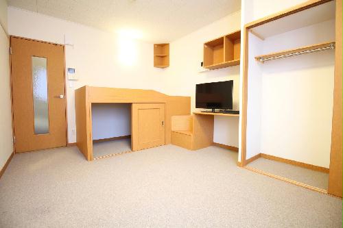 居室・リビング　ベッド下の収納とクローゼットを開けた状態です。