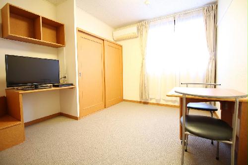 居室・リビング　採光面は西向きです。夏場の日中は少し暑いかもしれません。