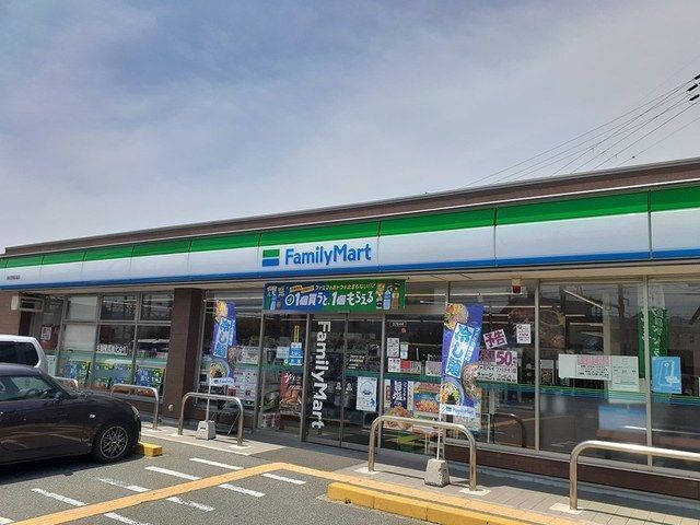 コンビニ　ファミリーマート様（コンビニ）まで1100m