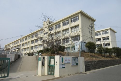 小学校　神戸市立鈴蘭台小学校（小学校）まで763m