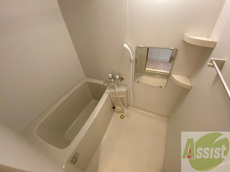 バス・シャワールーム　バスルームは狭すぎず、シャワーも浴びやすそうです。