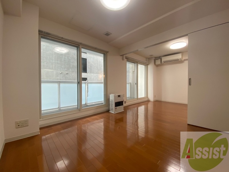 居室・リビング　８．５帖のＬＤＫ。引き戸を開けると解放感があります。