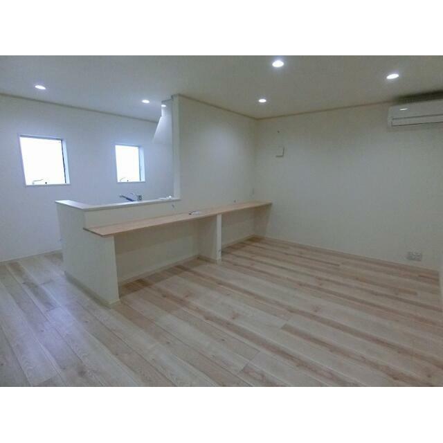 居室・リビング　白が基調の明るい室内は、ドアの色がアクセントです♪広々！