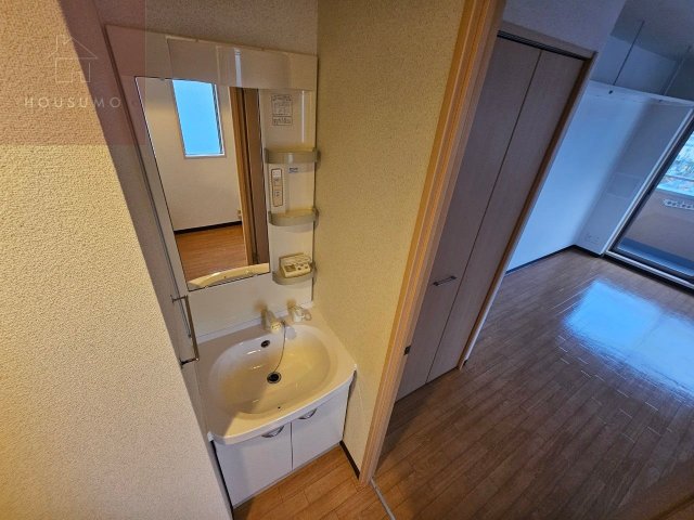 洗面設備　落ち着いた色調の寝室です