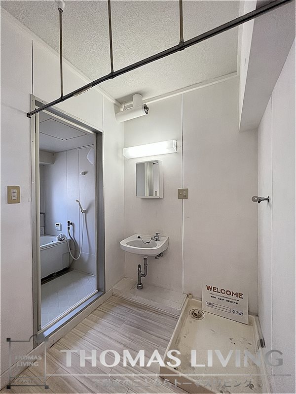 洗面設備　脱衣スペース。洗面台ありますよ。