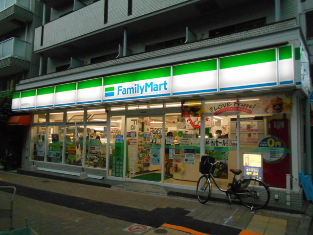 コンビニ　ファミリーマート早稲田鶴巻町店（コンビニ）まで80m