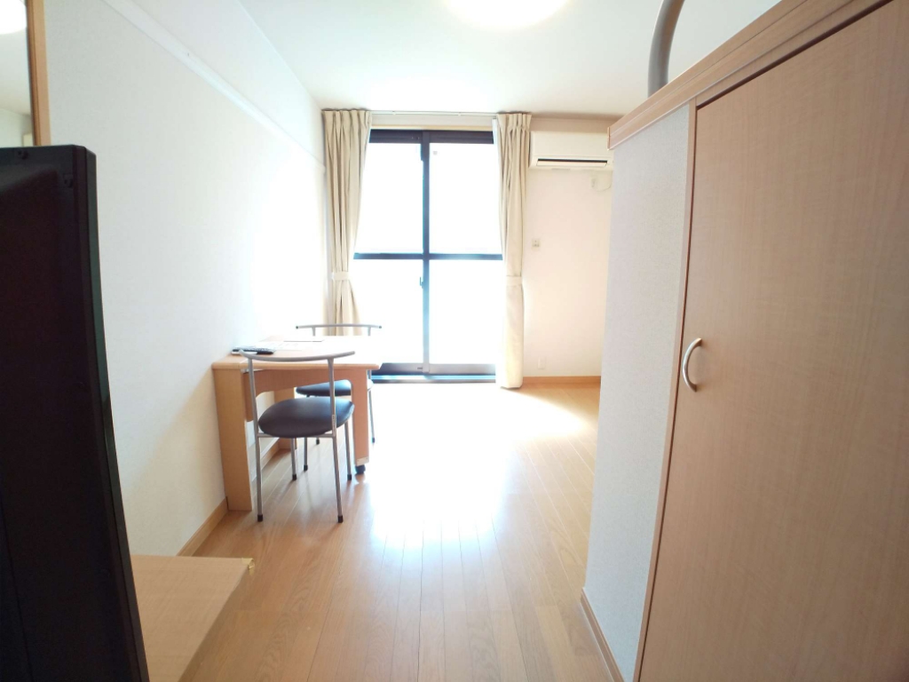 居室・リビング　ワイドな窓にて明るいお部屋