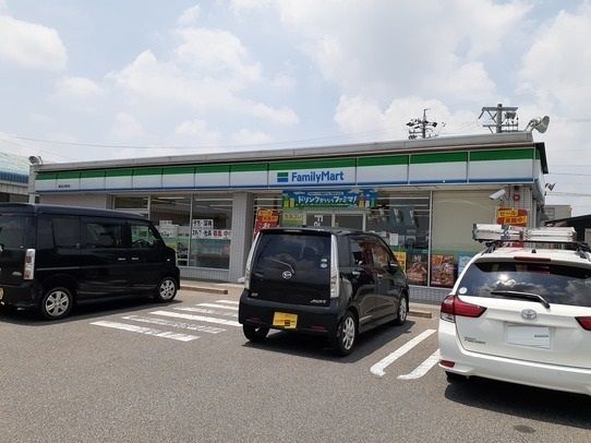 コンビニ　ファミリーマート（コンビニ）まで800m