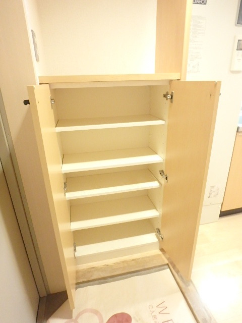 玄関　★腰高サイズのシューズボックス★