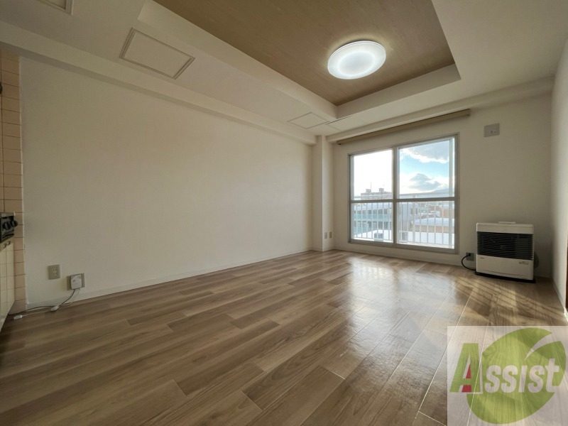 居室・リビング　リビングです。窓が大きくて明るいですね！