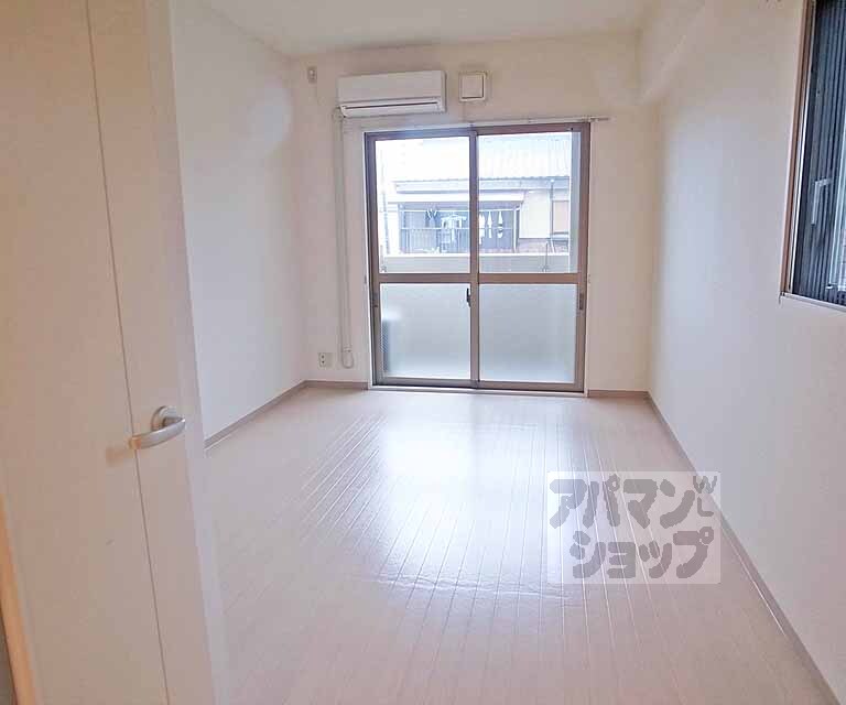 居室・リビング　広々とした室内です。